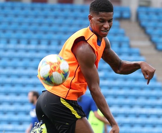 Khống chế bóng điệu nghệ, Rashford khiến cả đội trầm trồ