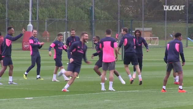 Ảnh bài viết Video Mustafi xỏ háng Aubameyang trong buổi tập của Arsenal