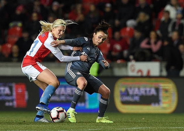 Ảnh bài viết Bàn thắng của năm: Ronaldo, Messi và sự góp mặt của một "bóng hồng"