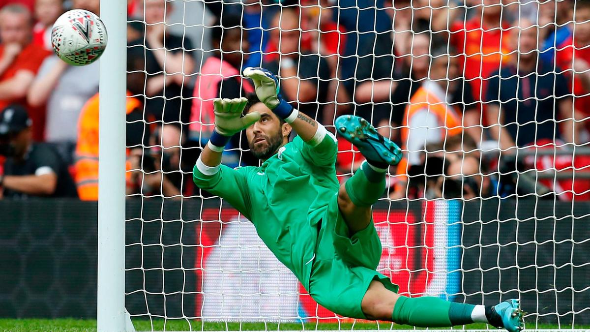 Claudio Bravo - Từ kẻ bị đào thải đến người giữ cúp cho Man City
