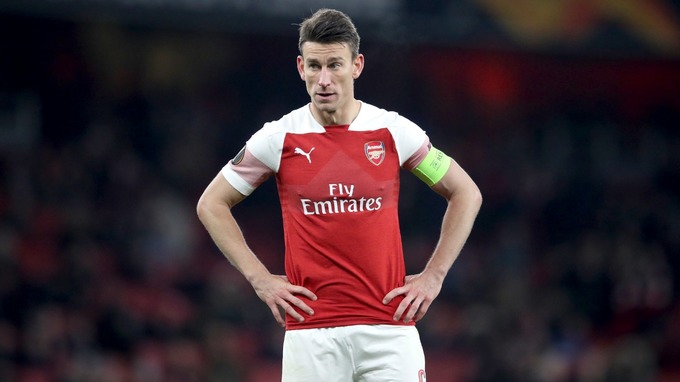 Khiến CĐV Arsenal nổi giận, Koscielny chuộc lỗi bằng những lời "đẫm nước mắt"