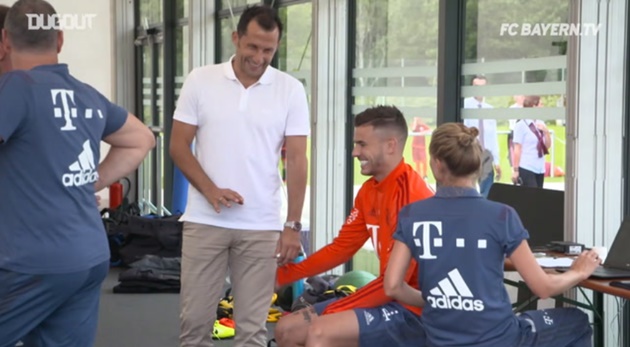 Video Lucas Hernandez nuốt trọn giáo án buổi tập đầu với Bayern