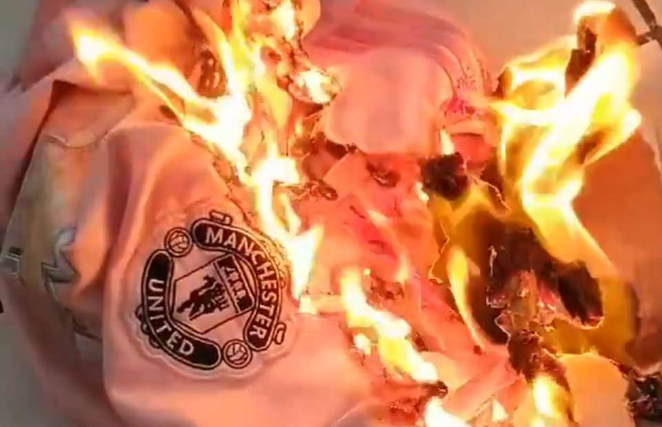 Ảnh bài viết Điên rồ! Ed Woodward mua sắm như trò đùa, CĐV M.U tức giận đốt áo