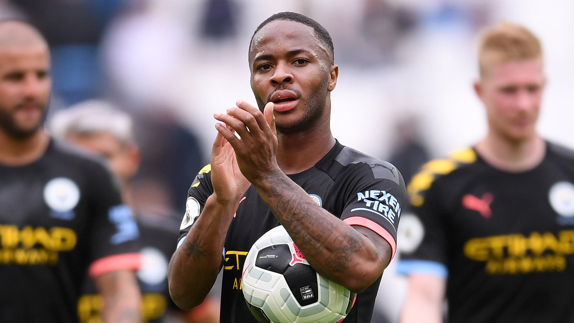 Sau 9 năm, Sterling đã hoàn thành điều chỉ Drogba mới làm được