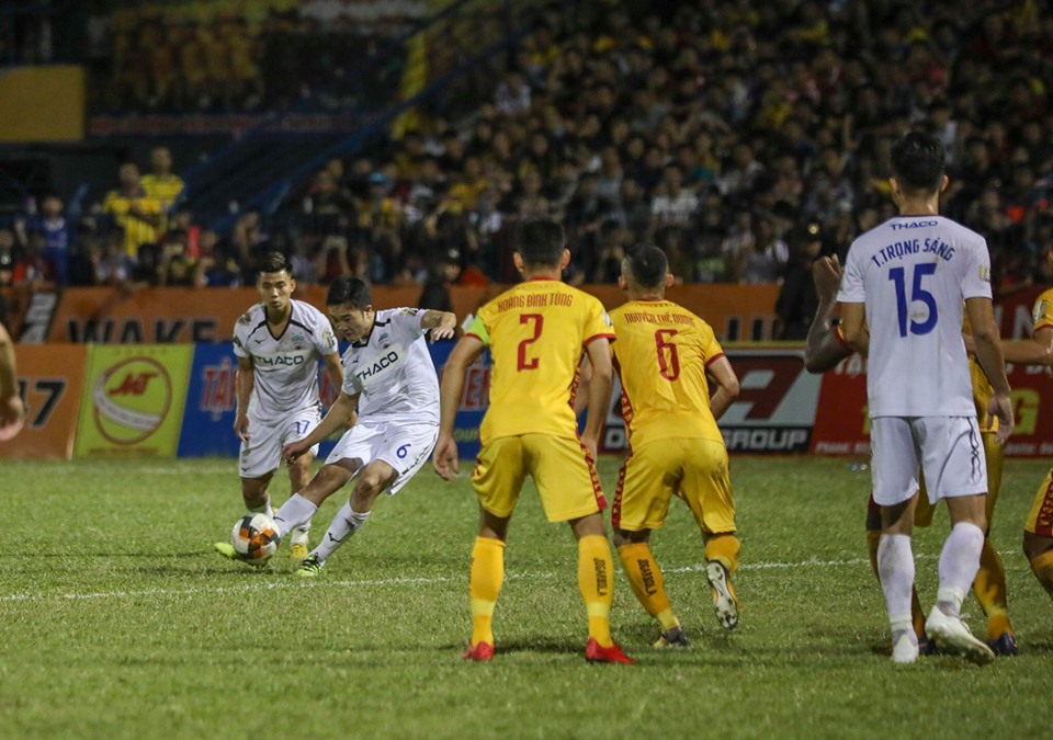Trận HAGL-Viettel: Khi Xuân Trường sút phạt "quái chiêu" như Ronaldinho