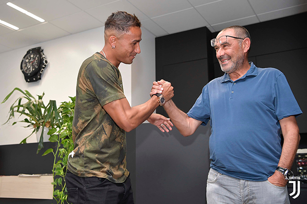 Bị ăn 'gạch đá', Danilo vẫn liều lĩnh làm một việc khó tin ở Juventus
