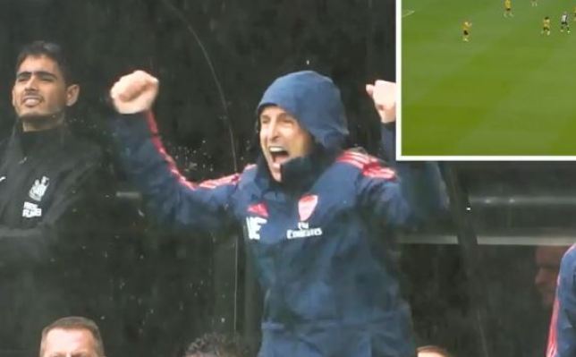 CHOÁNG! Sao Arsenal quá dũng mãnh, Emery ăn mừng hết cỡ như vừa ghi bàn