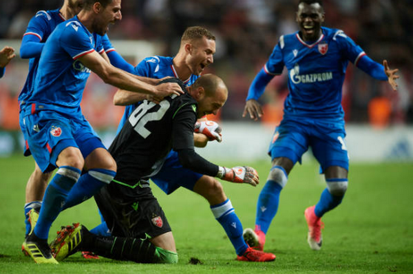 Champions League xuất hiện loạt pen 'kinh dị', 6 quả bay ra ngoài!