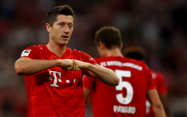 Được VAR cứu giúp, Bayern hú vía thoát thua trên sân nhà