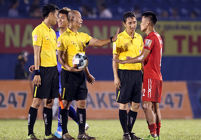 Sau bàn thua oan của HAGL, trọng tài V-League cũng phạm sai lầm ở sân Hoà Xuân?