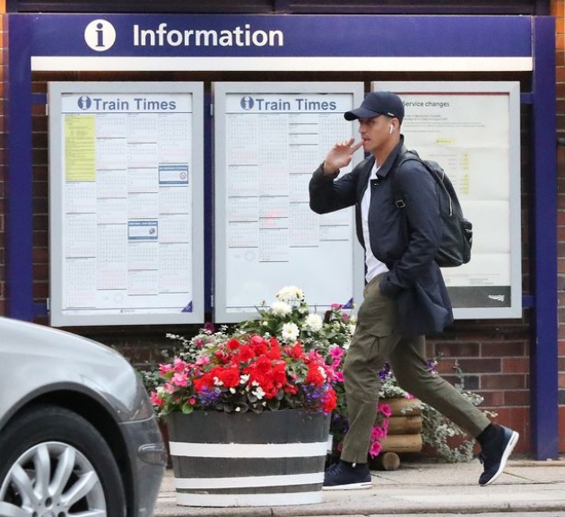 Ảnh bài viết Hoàn tất thủ tục cuối cùng, "ông hoàng lương bổng" rời Man Utd