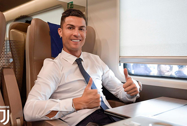 Ronaldo và đồng đội diện vest lịch lãm, chờ trận khai màn Serie A