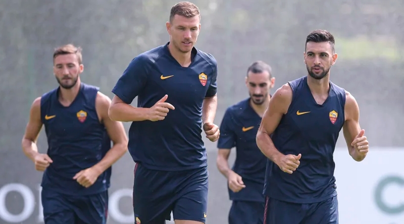 Ảnh bài viết Vừa gia hạn hợp đồng, cựu sao Man City cười tươi trên sân tập