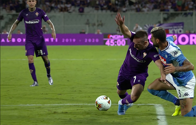 Phản ứng trọng tài, HLV Montella 'mở hàng' án phạt theo luật FIFA mới