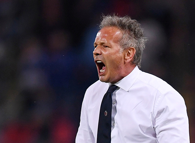 Ảnh bài viết Vượt qua bạo bệnh, người hùng của Bologna quay lại băng ghế chỉ đạo