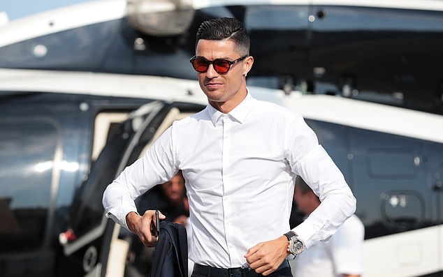 Ảnh bài viết Ronaldo hóa soái ca lịch lãm, ăn đứt Messi & Van Dijk khi có mặt ở Monaco