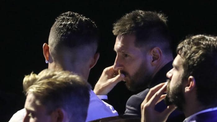 Ảnh bài viết Ronaldo và Messi biểu cảm không ngờ khi Van Dijk được xướng tên