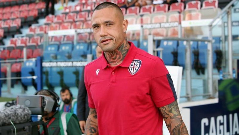 Sao Inter Milan chỉ trích ban lãnh đạo, bênh vực “người thừa” 80 triệu euro