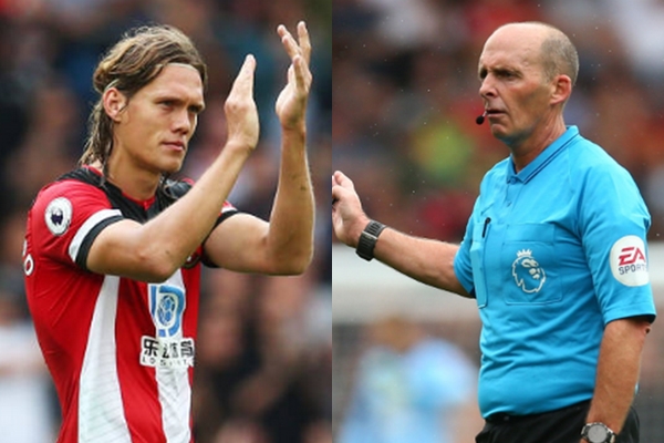 Không chỉ Man United, trọng tài Mike Dean cũng là nạn nhân của Vestergaard