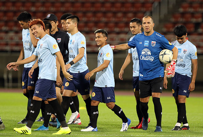 Ảnh bài viết "Messi Thái" tươi rói trên sân tập, quyết sút tung lưới Việt Nam 