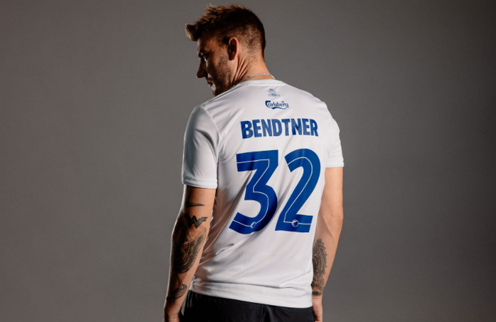 Đẳng cấp của 'Lord' Bendtner, bán sạch áo đấu chưa đầy 1 ngày
