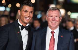 Sir Alex làm điều bất ngờ với Ronaldo trong ngày đi vào sách sử