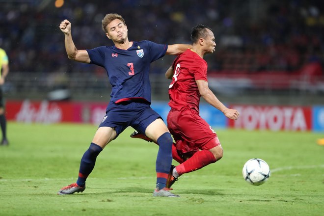 Ảnh bài viết Hậu vệ Thái thúc cùi chỏ Trọng Hoàng, thầy Park nổi nóng