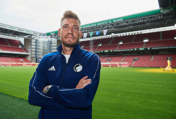 Ngày đầu tập luyện, 'Lord' Bendtner đã muốn làm HLV