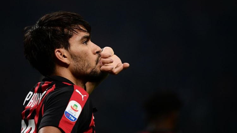 Ảnh bài viết Thăng hoa tại AC Milan, sao Brazil được đồng đội đưa lên mây