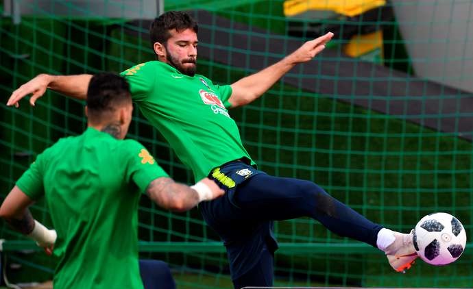 Ảnh bài viết Đối thủ trực tiếp thừa nhận "khó có cửa" cạnh tranh với Alisson Becker