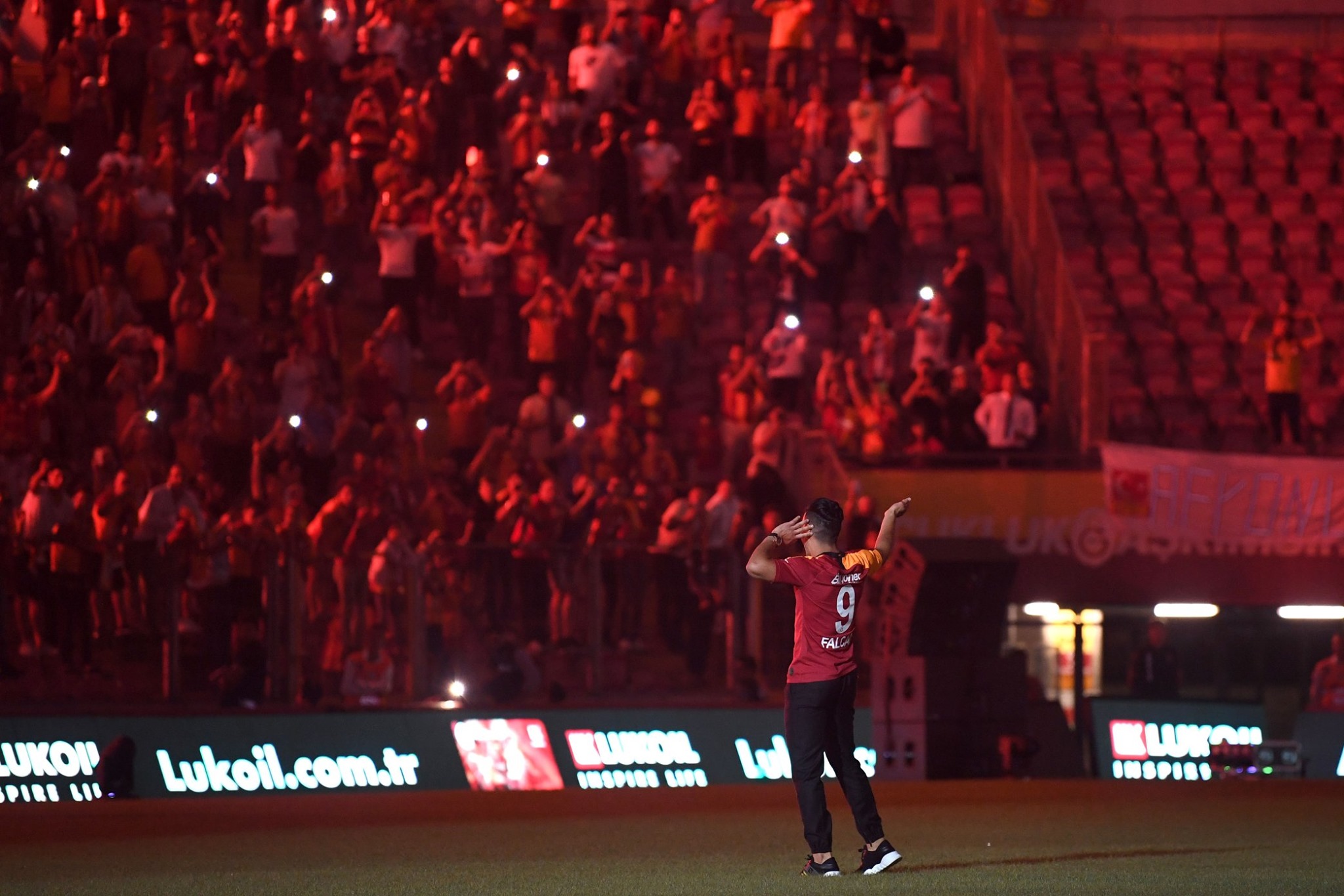 Ảnh bài viết Hết thời, "bom xịt M.U" vẫn lọt Top 10 cầu thủ có lượng CĐV chào đón nhiều nhất