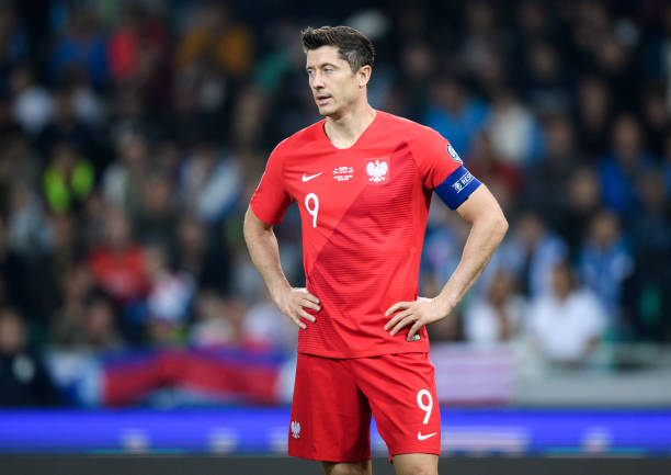 Lewandowski vô hình, đội nhà thua sốc ở vòng loại EURO