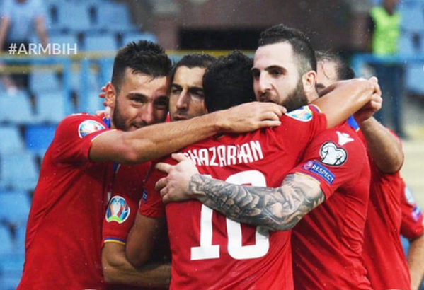 Lập cú đúp, cựu sao Man United giúp đội nhà duy trì hy vọng tham dự EURO 2020