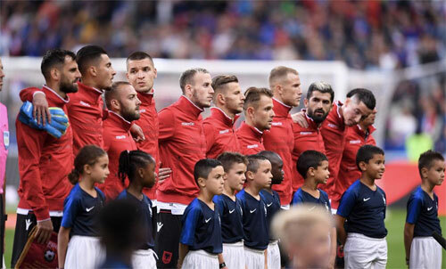 UEFA mắc sai lầm khó tin, Stade de France "sục sôi"