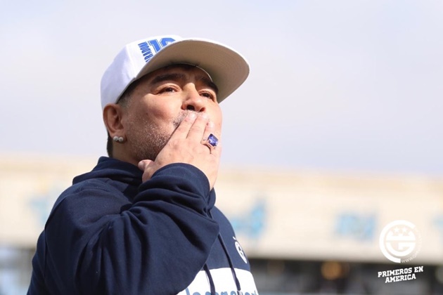 Maradona tái xuất băng ghế chỉ đạo cực chất, hàng vạn fan điên đảo