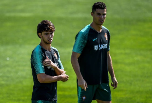Felix đỡ bóng hỏng và đây là phản ứng của Ronaldo