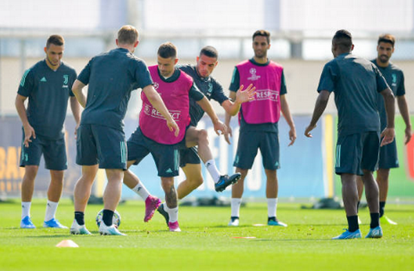 Cầu thủ đặc biệt xuất hiện trên sân tập trước khi Juve sang TBN