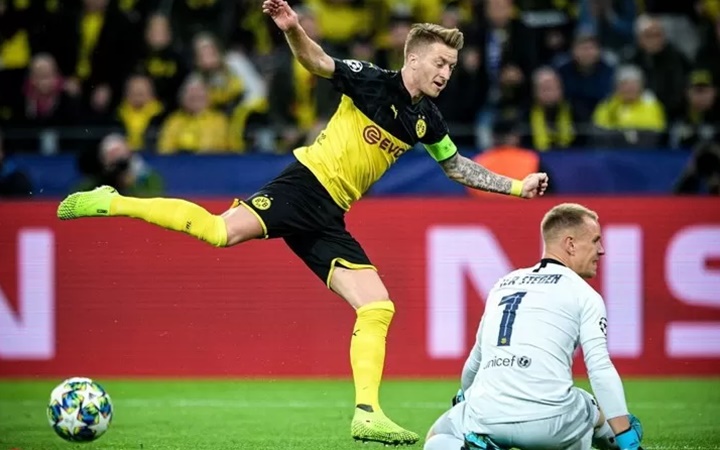 Phản ứng khó tin của Ter Stegen sau pha cản phá penalty
