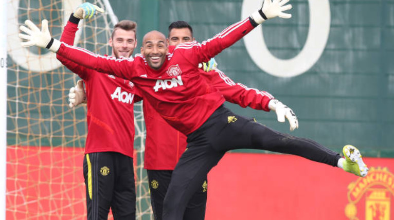 Ảnh bài viết Tương lai đã xong, De Gea "múa may" thích thú trên sân tập 