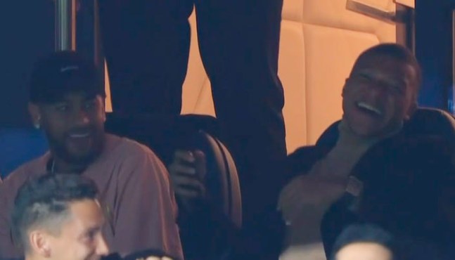 Ảnh bài viết CHOÁNG! 2 "bom tấn" cười hô hố khi Real Madrid thua tan nát trước PSG