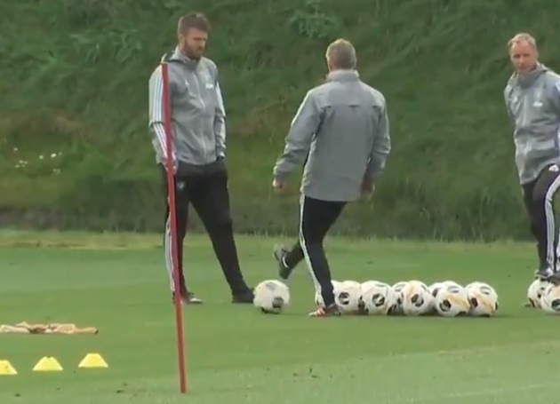 Ảnh bài viết CHOÁNG! Solskjaer làm điều sửng sốt, sân tập Man Utd huyên náo