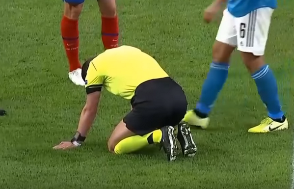 Khuôn mặt đáng thương, trọng tài trận Atletico vs Juve gục ngã trên thảm cỏ