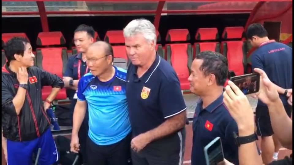 "Phù thủy" Park đá "bay ghế" HLV trưởng U22 Trung Quốc Guus Hiddink