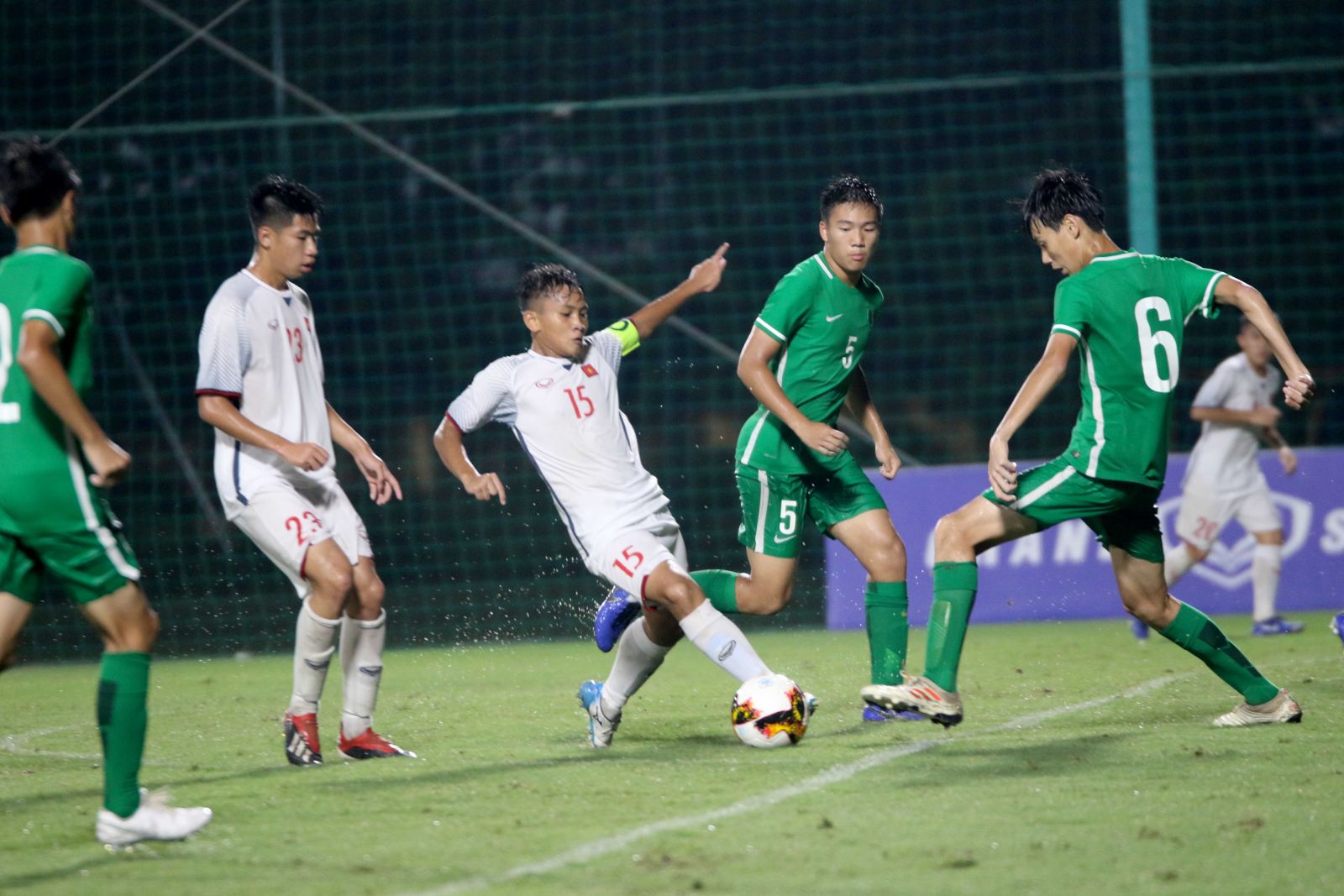 “Hủy diệt” Macau bằng set đấu tennis, U16 Việt Nam giữ vững ngôi đầu bảng