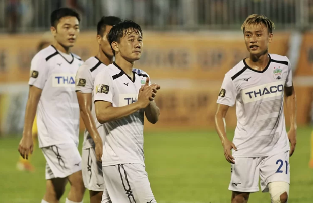 Minh Vương lập hat-trick, HAGL tạm thoát khỏi khu vực cầm đèn đỏ