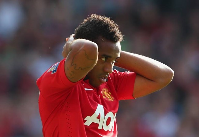 QUÁ SỐC! 'Cậu bé vàng' Man Utd chính thức giải nghệ ở tuổi 31