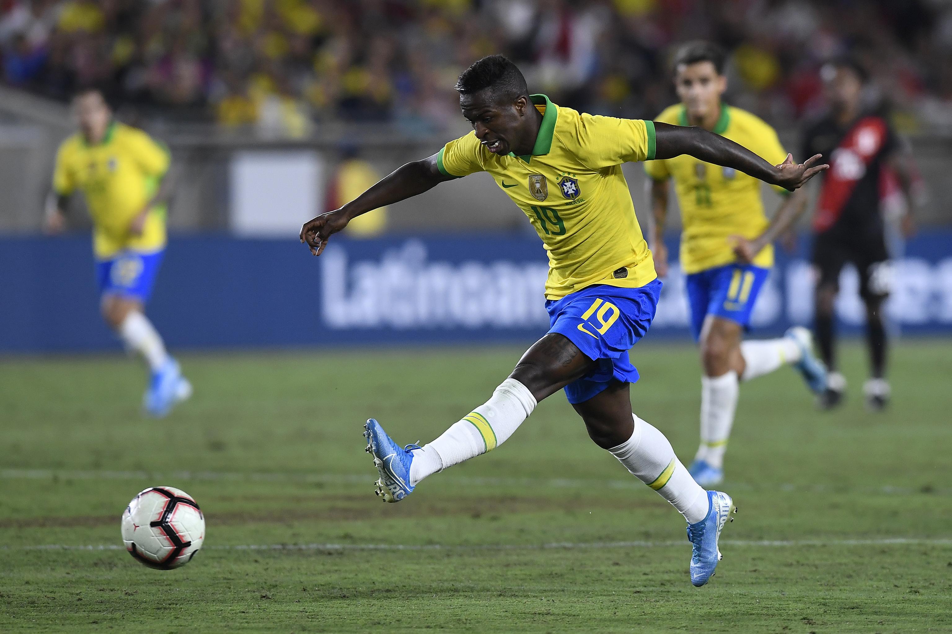 Thuyền trưởng đội tuyển Brazil báo tin dữ cho sao Real
