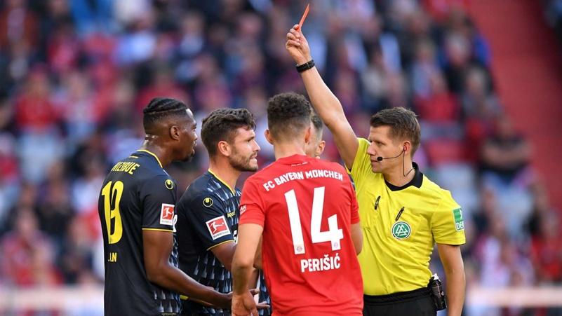 Tức tối vì trận thua, sếp lớn Cologne “cà khịa” trọng tài lẫn Bayern