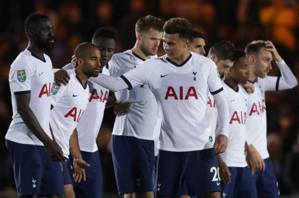Sao muốn ra đi sút hỏng penalty, Tottenham cay đắng bị loại bởi đội Hạng Ba