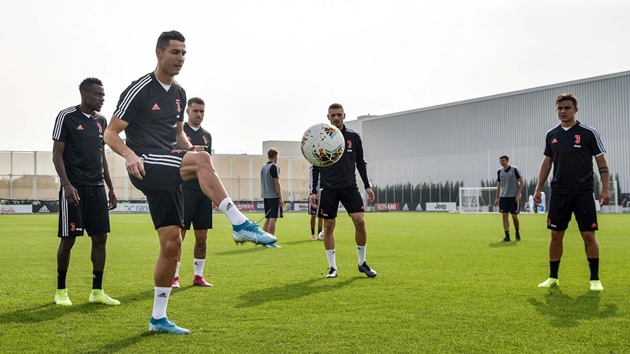 Dàn sao Juventus "lặng người" khi nhìn Ronaldo phô diễn kỹ thuật